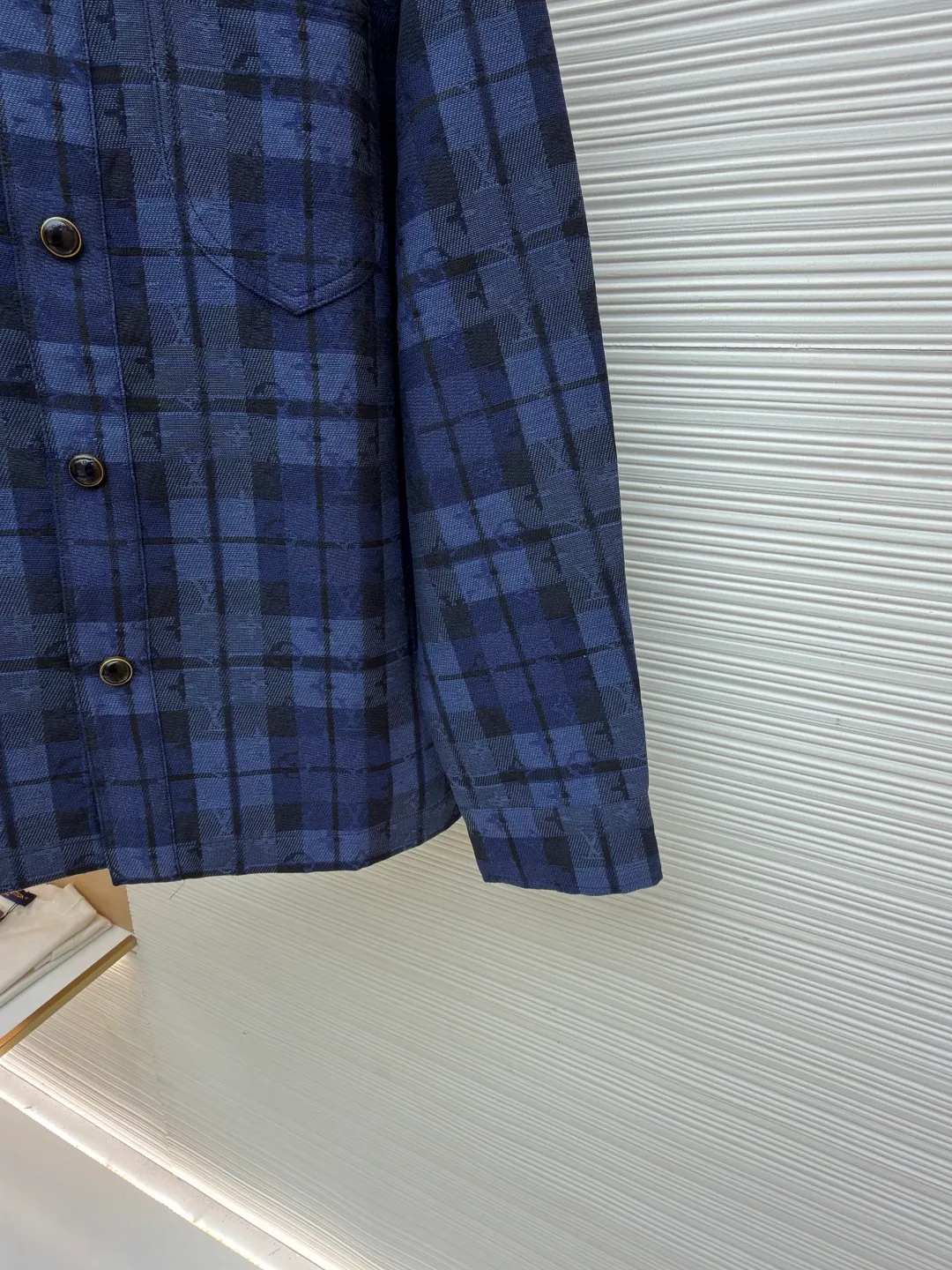 LOUIS VUITTON plaid denim jacket-style shirt ●Original version: 23479 purchase and development ●Item number: 1682070-B40 ●Material: cotton fabric ●Technology: jacquard production ●Color: blue ●Version: fitted version ●Weight: about 2070 grams ●Size: S-M-L-XL ●Description: This denim jacket-style shirt adopts dark and light tones to highlight Monogram and the elegant strokes of plaid jacquard. Interior and exterior chest pockets add a touch of style, and an embossed leather label sits at the back. Regular fit 85% cotton, 15% polyester, logo jacquard Shirt collar Pearlescent buttons. Patch pocket on chest, interior pocket on right side, side pockets. Logo patch on rear. The overall wiring is straight and delicate, the fabric is comfortable and soft, and the color is consistent without color difference. It can be matched with the same style to create a fashionable look and control various occasions. Customized accessories, complete with three standards, same style for men and women!